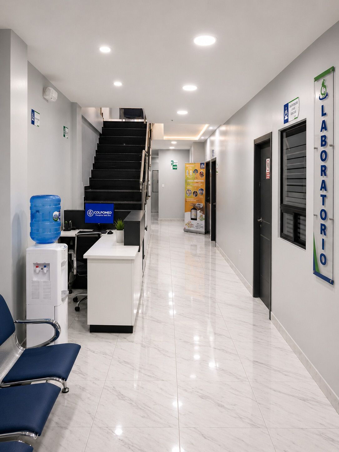 Pasillo de consultorios de COLPOMED